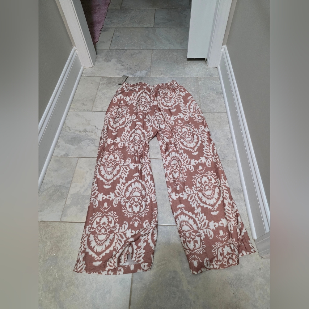 NWT Lizard Thicket Mauve And Cream Paisley Pants.